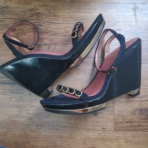 Pelle Moda Black and Gold wedges